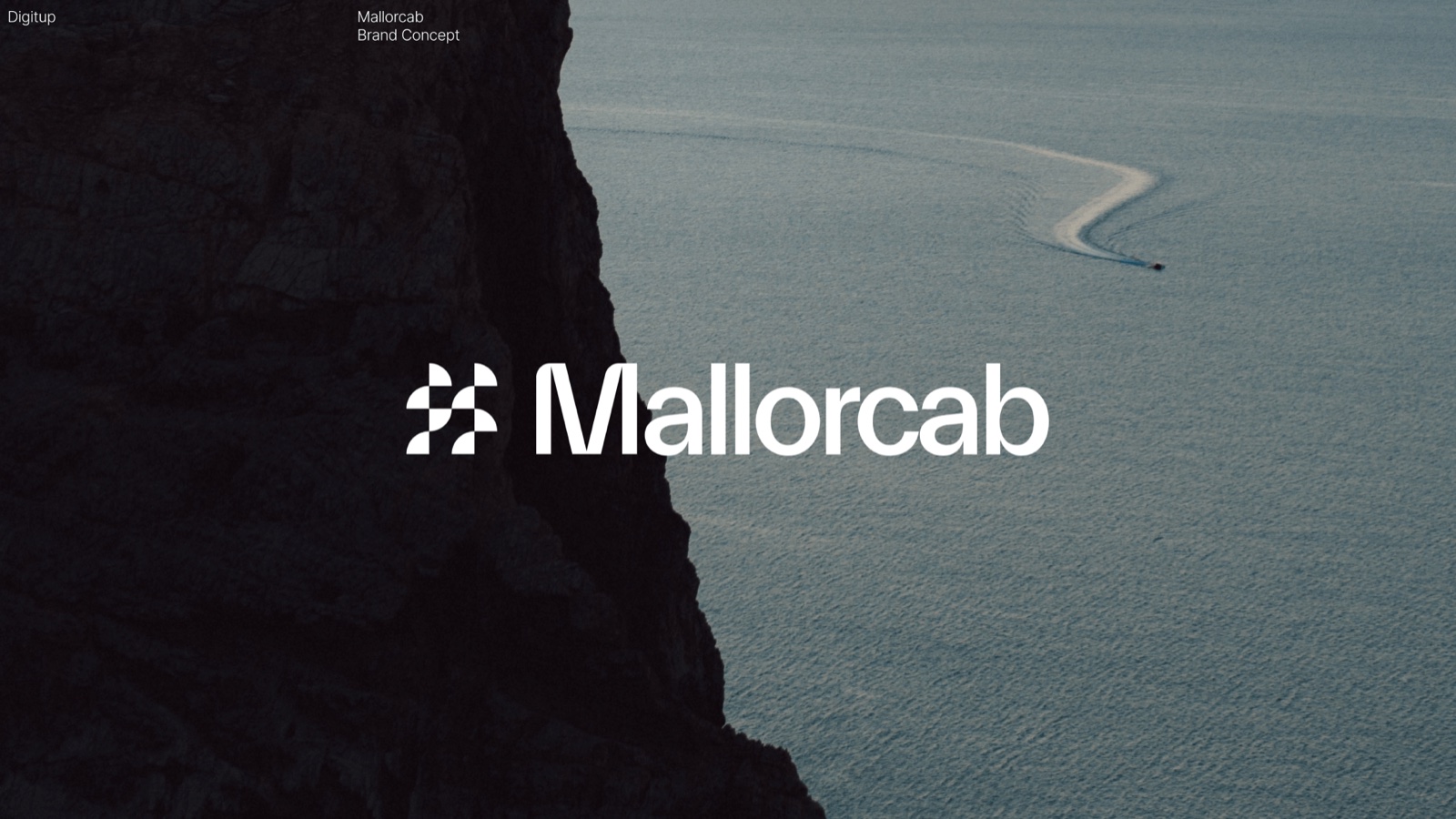 Логотип Mallorcab на фоне утёса и моря Мальорки.