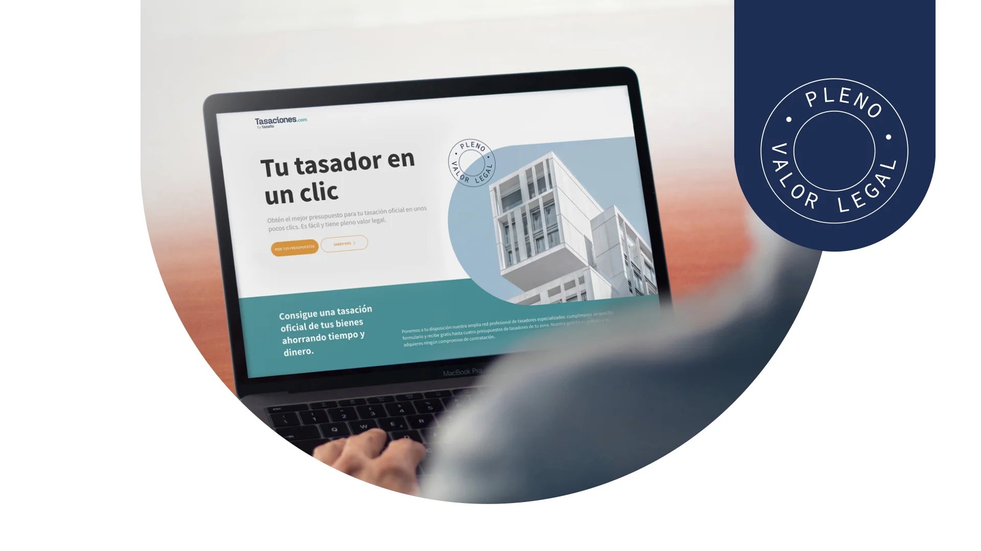 Tasaciones.com main hero with a person using the official app on a computer. On the right, a badge that reads Pleno valor legal.