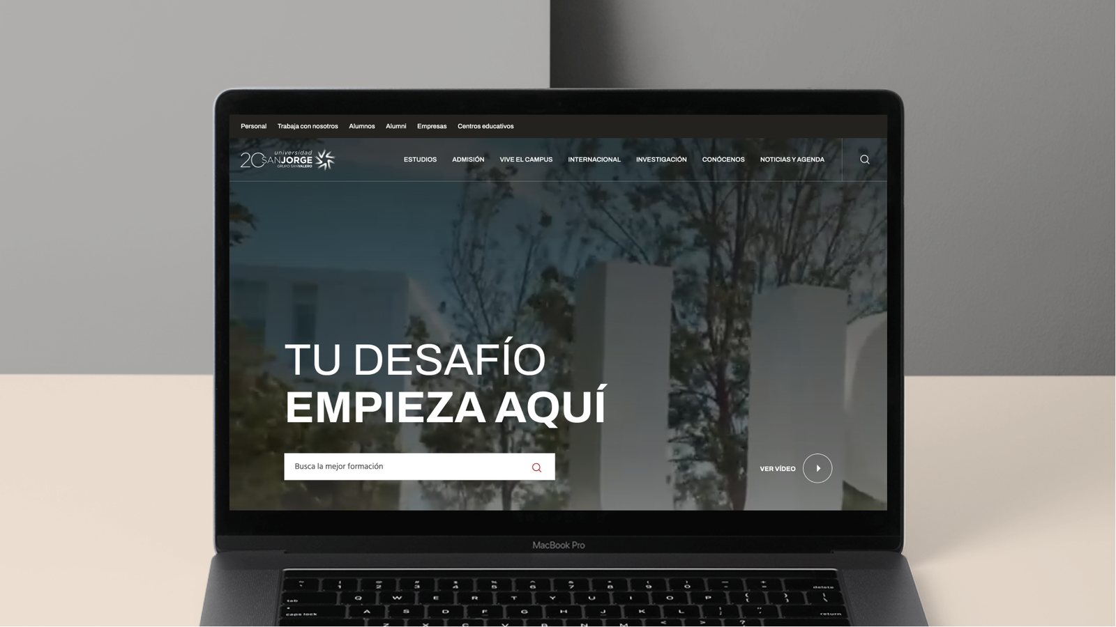 Сайт Universidad San Jorge на MacBook: Tu desafío empieza aquí.